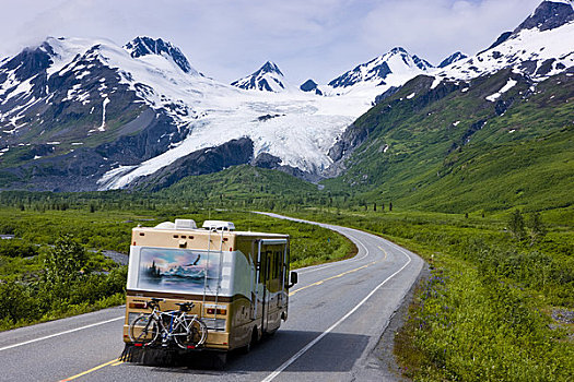 旅行房车,旅行,公路,正面,夏天,楚加奇国家森林,阿拉斯加,美国