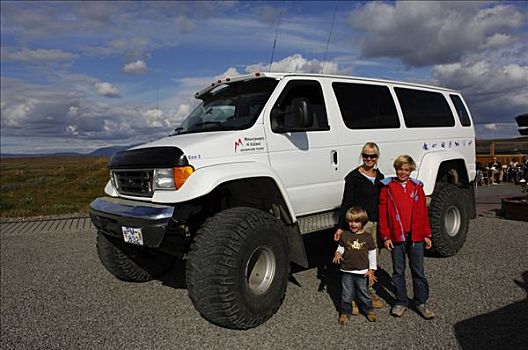 女人,两个孩子,正面,四轮驱动,交通工具,怪兽,轮胎,高地,冰岛,欧洲