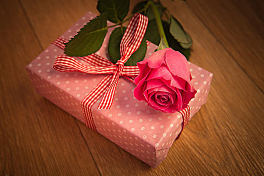 粉色,包装,礼物,粉红玫瑰,虚光照,木桌子