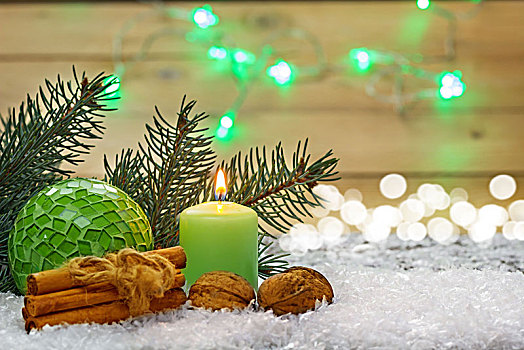 圣诞装饰,蜡烛,坚果,肉桂棒,正面,冷杉,雪地