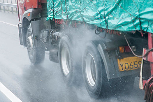 重庆至长沙在雨中g71高速公路上的大货车