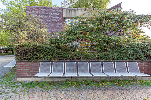 公共座椅,公园户外的一排铁椅子