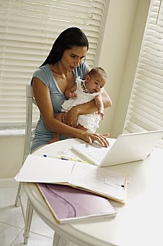 母亲,工作,笔记本电脑,抱孩子