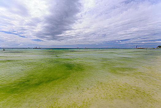 长滩岛沙滩海域,被污染的大海