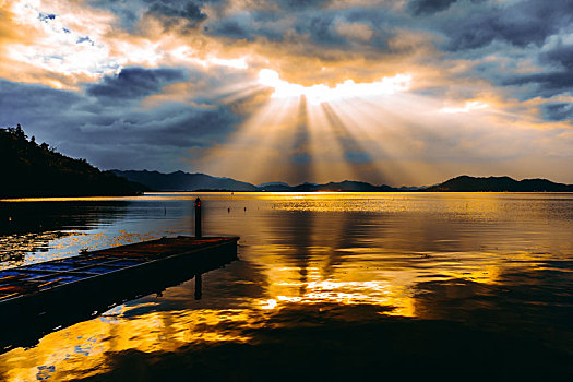 日落万金湖