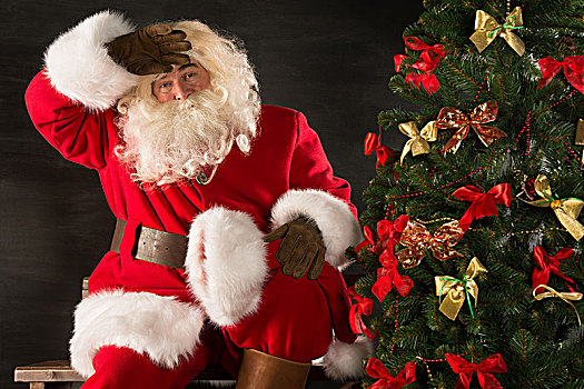 真诚,圣诞老人,坐,靠近,圣诞树,看,疲倦,递送,礼物,孩子