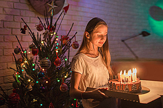 女孩,蛋糕,蜡烛,正面,圣诞树