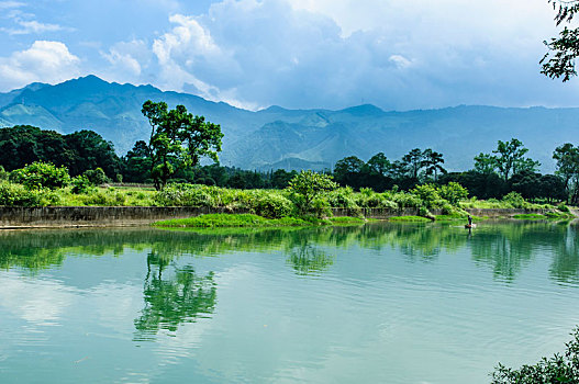 小河风光