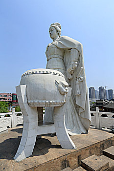 梁红玉雕像