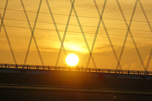桥边夕阳