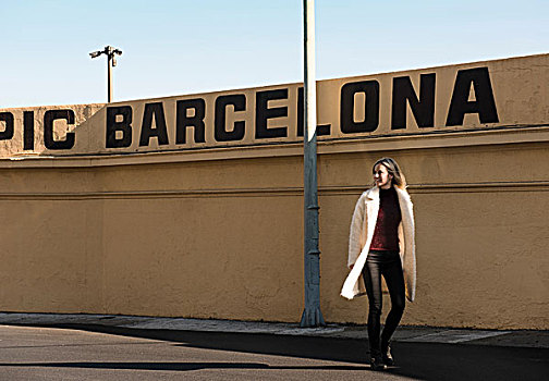女性,游客,漫步,墙壁,巴塞罗那,大写字母,西班牙