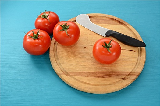 四个,西红柿,案板,刀