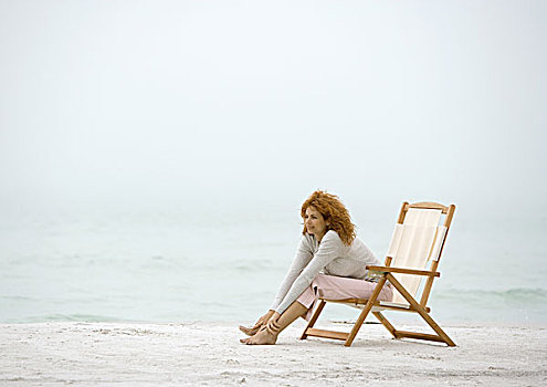 坐,女人,沙滩椅,伸展