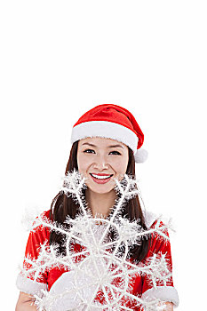 戴着圣诞帽的青年女子和雪花
