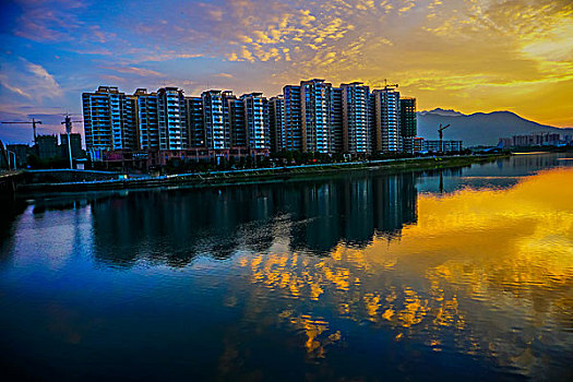 建筑群,高楼,河,灯,夜景,倒影,蓝天,白云