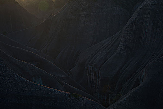 山,太阳,逆光,刺眼,线条,层次,驴友,旅行,地质公园,丹霞地貌,灌木,水潭,素材,质感,设计,细腻,纹理,树