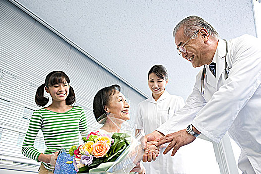护理,小学,女孩,祖母,轮椅,拿着,花,握手,医生