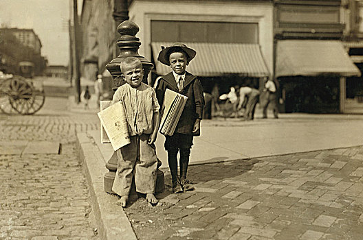 左边,6岁,绿色,5岁,孩子,全身,人行道,销售,报纸,里士满,弗吉尼亚,美国,国家,童工,六月,男孩,职业,历史