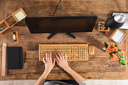 职业女性,木质,键盘,办公室,书桌