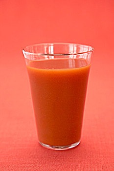 玻璃杯,番茄汁,红色背景