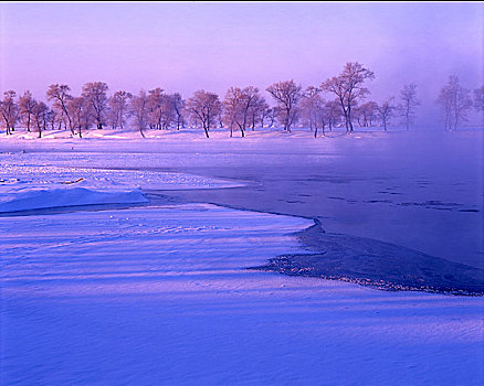 冬季江边的清晨