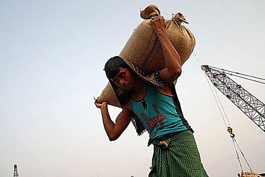 一个,男人,袋,满,小麦,船,港口,孟加拉,二月,2009年