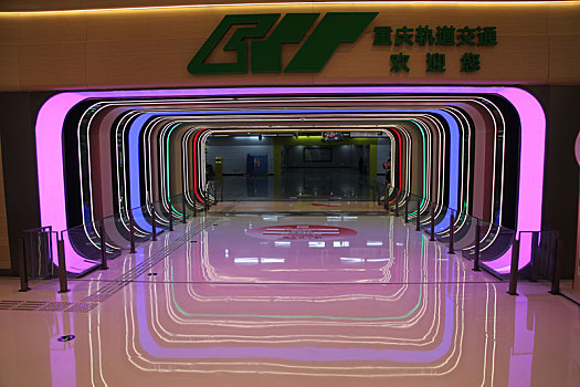 重庆渝北,5号线重光站炫彩光环设计美出圈