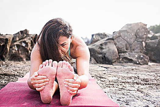 女人,拿着,脚,练习,瑜珈,海滩