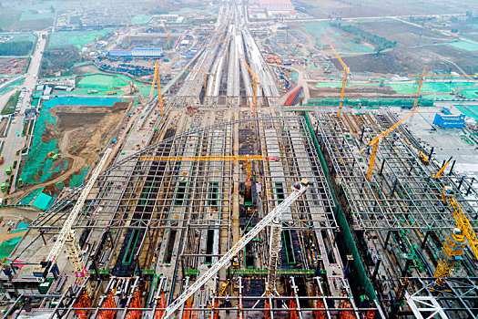 航拍,亚洲最大高铁站,雄安站,濛濛细雨中紧张施工,2020年底投入使用