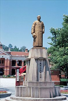 武昌起义军政府旧址孙中山铜像现为辛亥革命博物馆