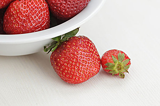 成熟,草莓,碗,白色背景,木桌子