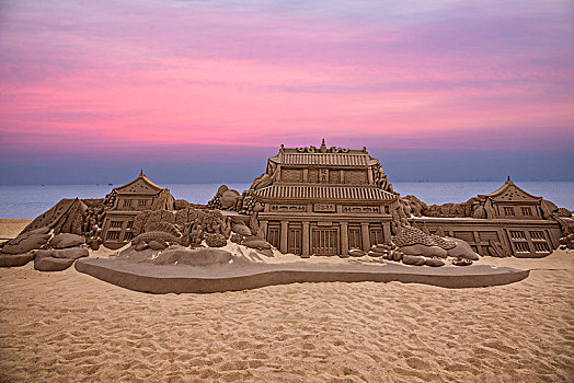 山东日照万平口风景区海滩上展示的沙雕文化