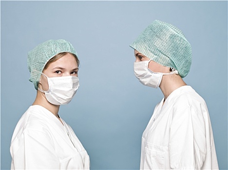 两个女人,手术口罩