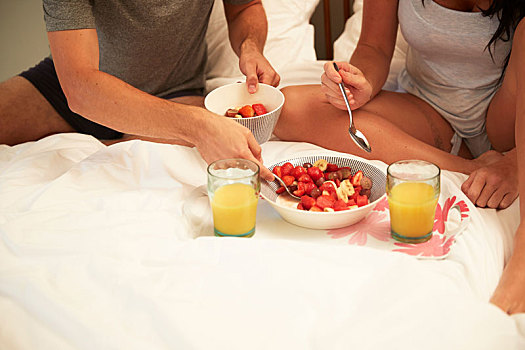 情侣,分享,水果,橙汁,床上早餐,局部