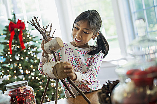 女孩,细枝,驯鹿,制作,圣诞装饰