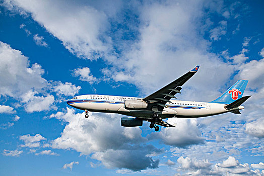 南方航空的飛機正降落重慶江北機場