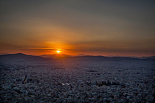 希腊雅典吕卡维多斯山上落日远眺雅典古城