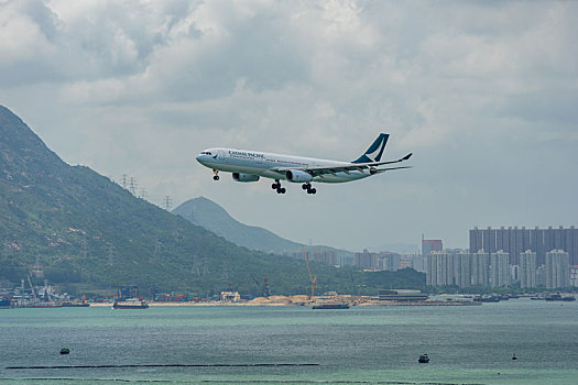 一架国泰航空的客机正降落在香港国际机场