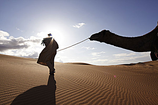 非洲,北非,摩洛哥,撒哈拉沙漠,梅如卡,却比沙丘,部落男人,骆驼
