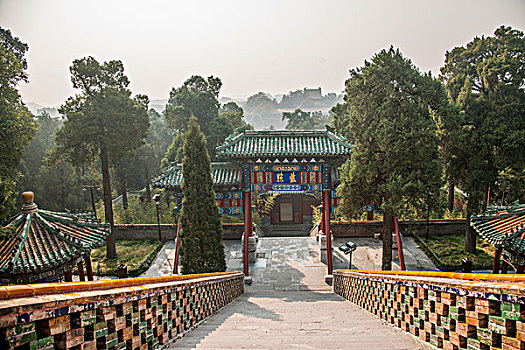 北京北海公园正觉殿下长梯与牌楼