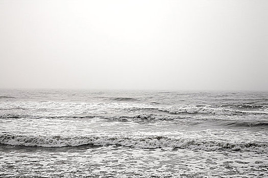 灰色天空,海洋