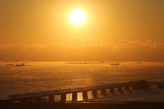 零下16度的日照港,云蒸霞蔚的金色海面让人大饱眼福