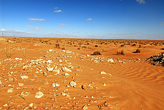 libya,inland,white,rocks,on,the,sand,dunes