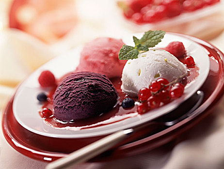 盘子,黑醋栗,树莓冰淇淋