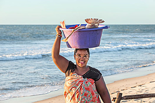 马尔加什人,女人,鱼,头部,穆龙达瓦,省,马达加斯加,非洲