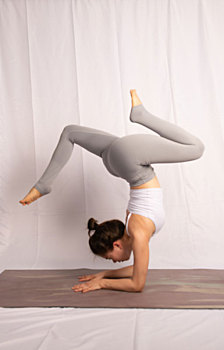 年轻女子做瑜伽冥想和伸展运动