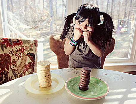 女孩,尝试,决定,两个,堆积,香草,巧克力,饼干