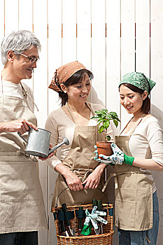 父亲,洒水壶,母亲,园艺工具,女儿,20多岁,盆栽