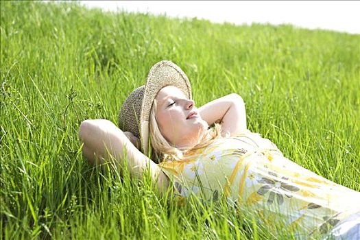 肖像,微笑,金发,女孩,穿,遮阳帽,躺着,草地