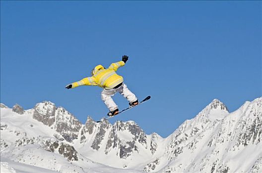 滑雪板玩家,跳跃,蓝天,积雪,山脉,背影,瑞士